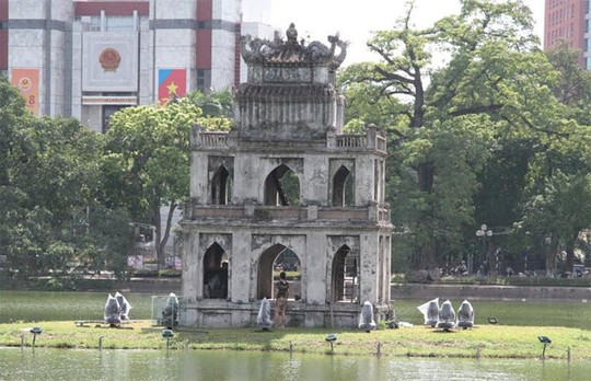 Hà[-]Nội:[-]Nam[-]thanh[-]niên[-]nhảy[-]xuống[-]hồ[-]Gươm[-]bơi[-]ra[-]Tháp[-]Rùa...[-]cho[-]mát